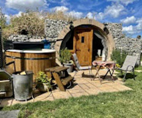 Cosy escape heated luxury pod and hot tub